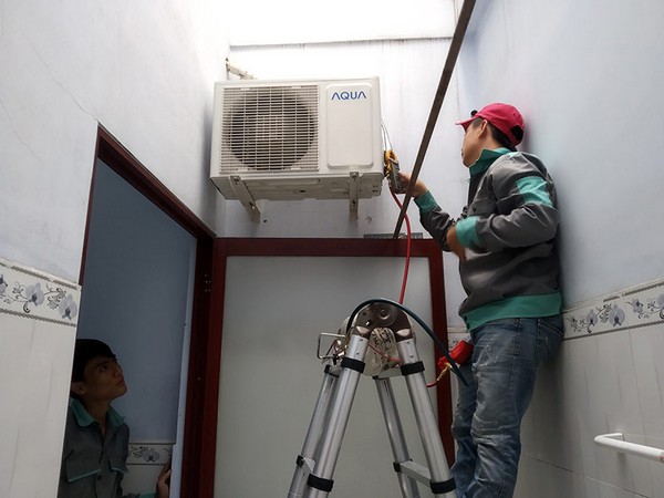 Nhân viên sửa chữa điện lạnh và đồ gia dụng