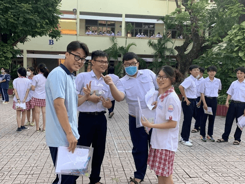 Sau khi làm bằng cấp 3 kèm học bạ có thể làm được gì?